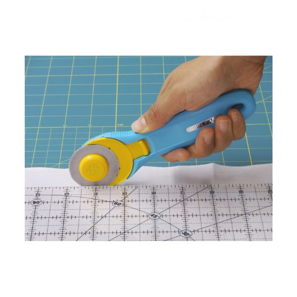 OLFA RTY-2C / STQR-RC Tappetino + taglierina rotante + righello. Cutter al lavoro