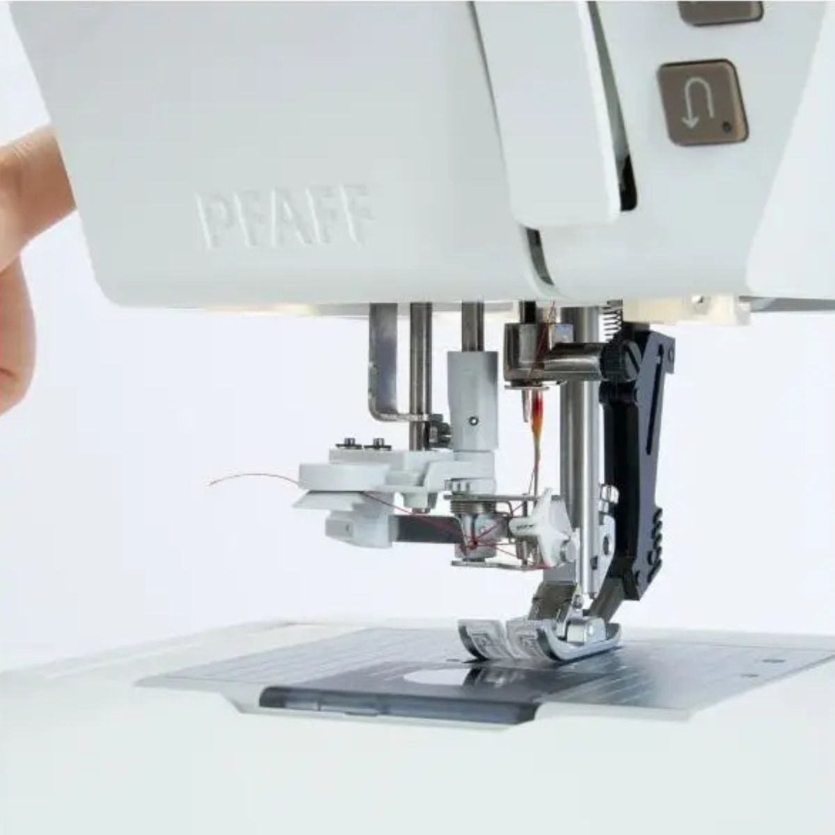 Macchina per cucire e ricamare Pfaff Creative Elevate 680 infila ago automatico