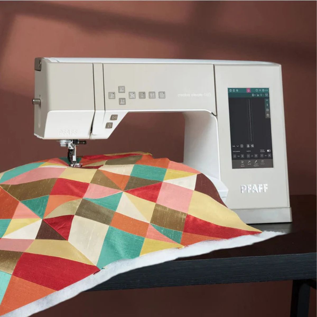 Macchina per cucire e ricamare Pfaff Creative Elevate 680 ampio spazio a destra