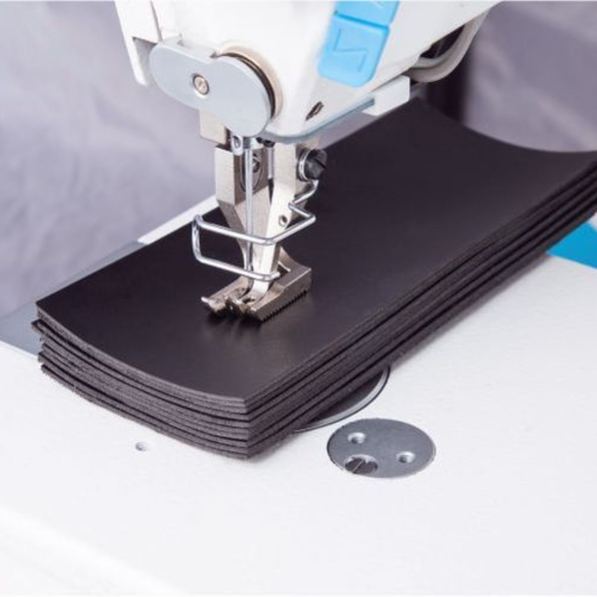 Jack H7-C Macchina Lineare con Trasporto Superiore e Rasafilo cuce su 10 strati di pelle