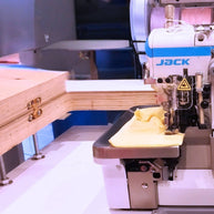 Jack E4S Macchina Tagliacuci Professionale 4 Fili con Tavola Sommersa tavolo aperto