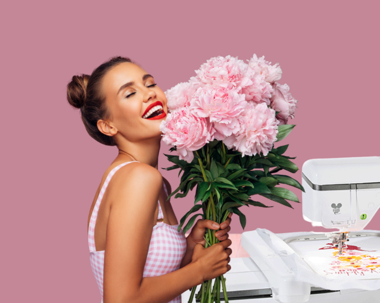 Donna che sorride abbracciando un mazzo di fiori