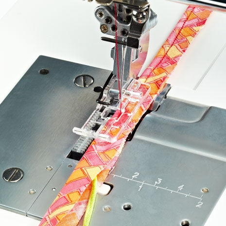 Piedino per Tagliacuci Pfaff applica cordoncini con guida Inspira 620097096