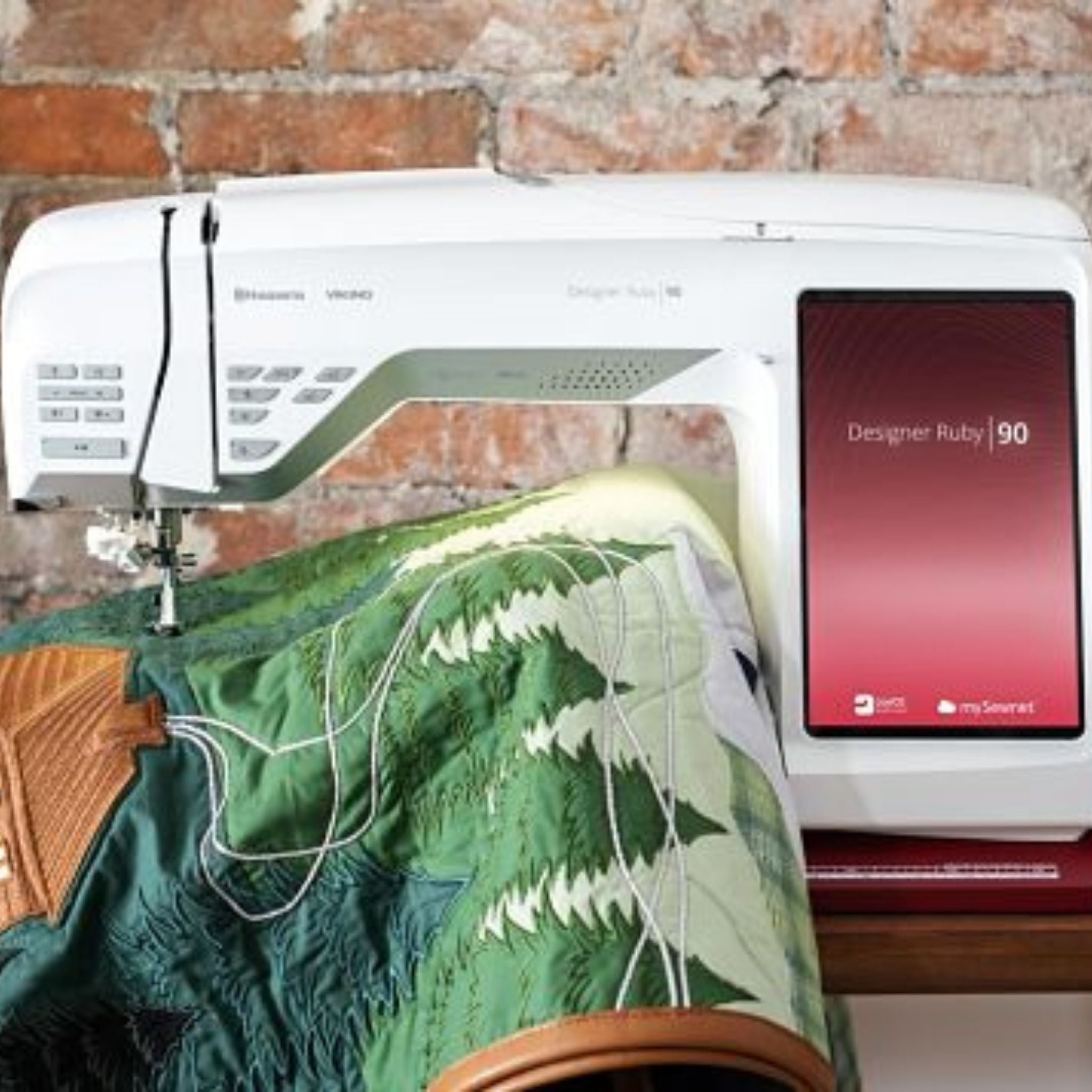 Husqvarna Viking Designer Ruby 90 Macchina da cucire e ricamare con Software Platinum