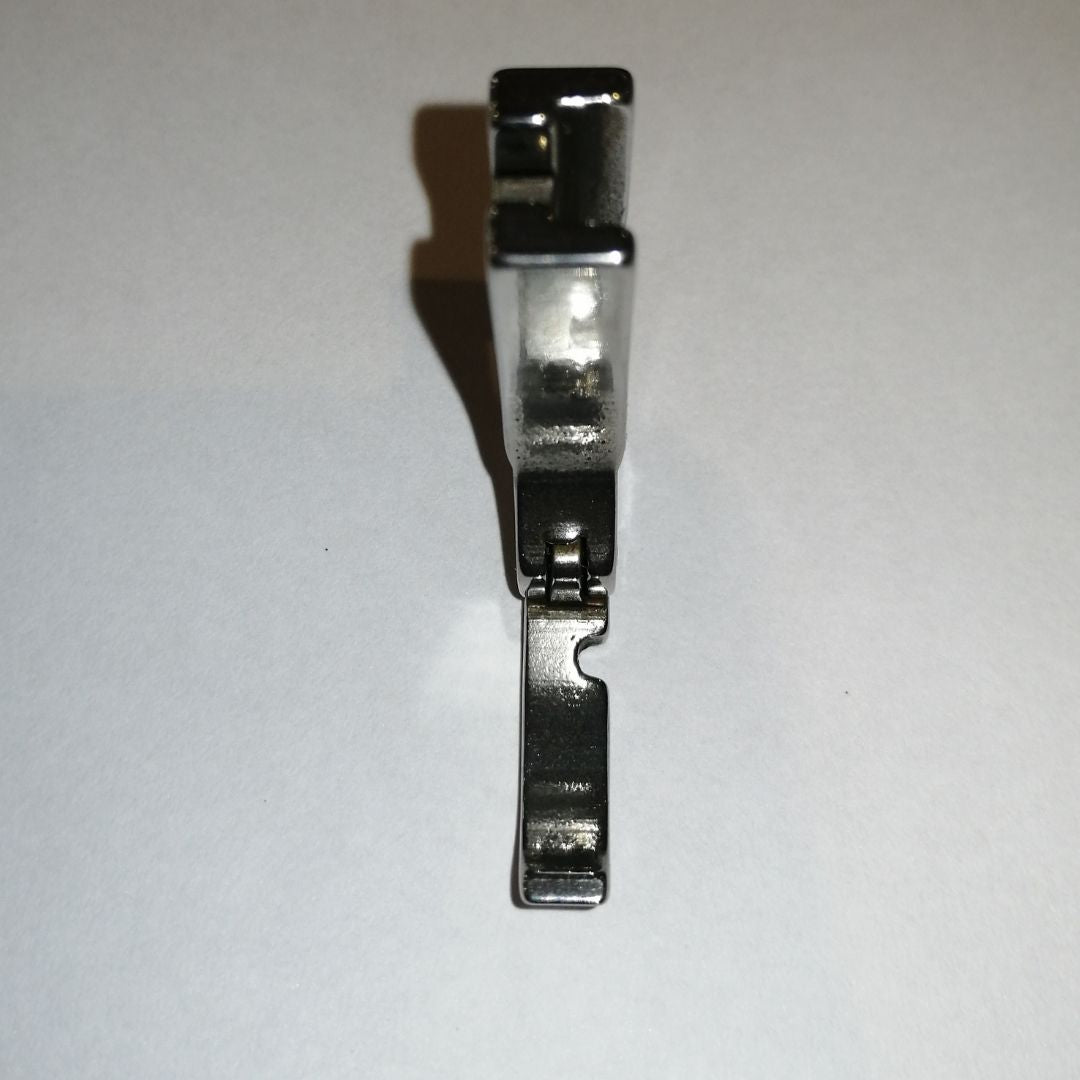 Piedino per chiusura lampo per macchina industriale con foro a destra.