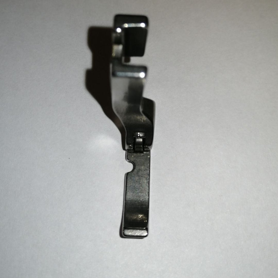 Piedino per chiusura lampo per macchina industriale con foro a sinistra.