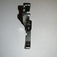 Piedino per chiusura lampo per macchina industriale con foro a sinistra.