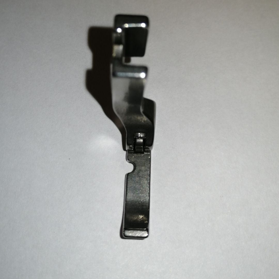 Piedino per chiusura lampo per macchina industriale con foro a sinistra.