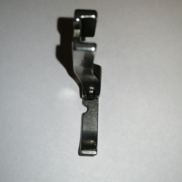 Piedino per chiusura lampo per macchina industriale con foro a sinistra.