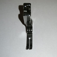 Piedino per chiusura lampo per macchina industriale. Foro centrale