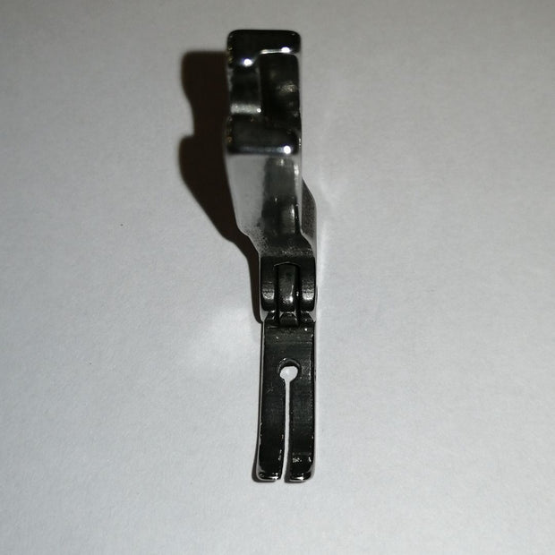 Piedino per chiusura lampo per macchina industriale. Foro centrale